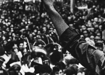 Reprodução de foto da revista 'Manchete', que mostra Chico Buarque cercado pelos fãs na Rua Marechal Deodoro, no Centro da capital paranaense. Imagem: Revista Manchete.