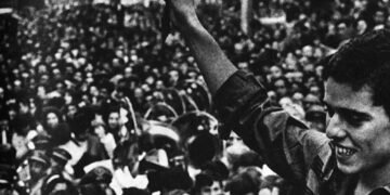 Reprodução de foto da revista 'Manchete', que mostra Chico Buarque cercado pelos fãs na Rua Marechal Deodoro, no Centro da capital paranaense. Imagem: Revista Manchete.