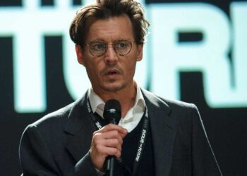 Johnny Depp em cena de 'Transcendence'