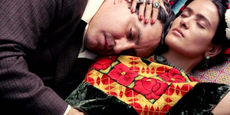 Diego Rivera (Alfred Molina) e Frida Kahlo (Salma Hayek) vivem uma relação intensa em Frida.