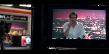 Em performance surpreendente, a configuração física de Jake Gyllenhaal aponta ao caráter faminto do "abutre" Lou Bloom