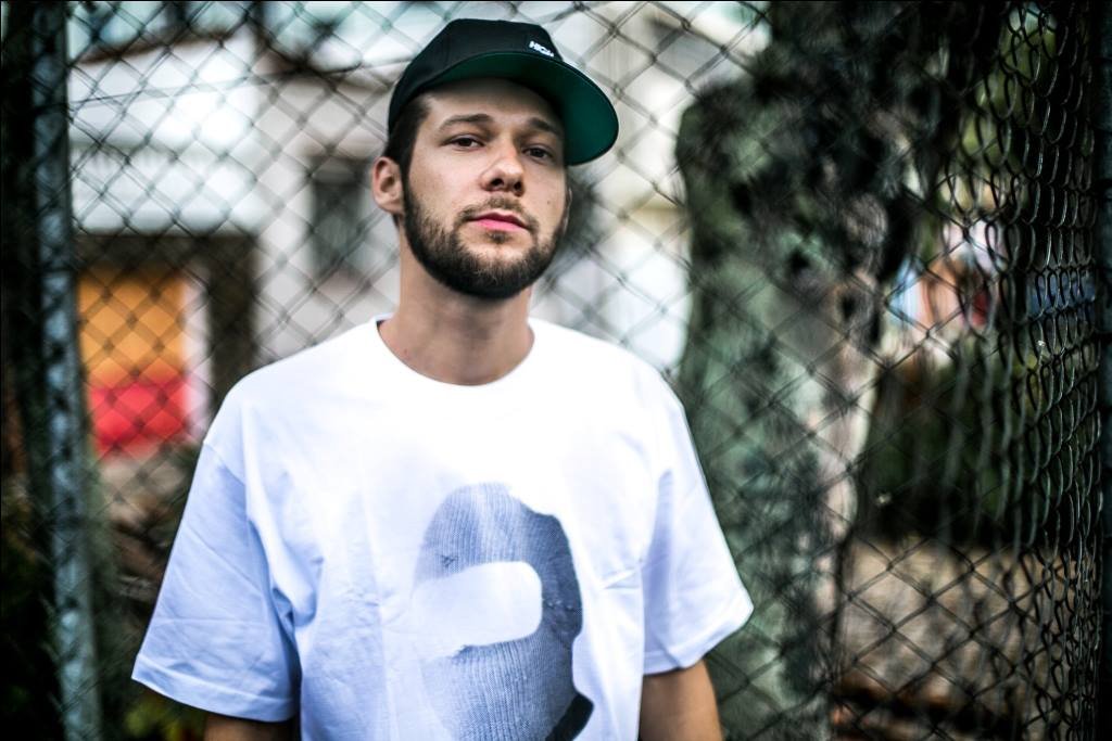 MC e beatmaker, Cabes é responsável pela Track Cheio, produtora independente de Curitiba. Imagem: Divulgação.