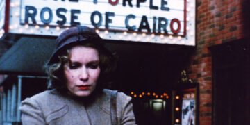 Em A Rosa Púrpura do Cairo, Mia Farrow vive o papel de Cecilia, uma mulher triste que busca refúgio no cinema.