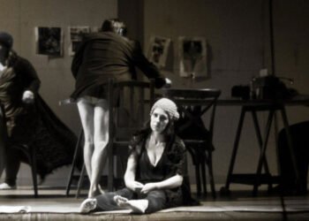 O elenco da peça 'Rosa em Preto e Branco – O Espelho de Tennessee', composto por Inés Gutierrez, Laura Haddad, Luiz Carlos Pazello e Sidy Correa. Imagem: Marco Novack.