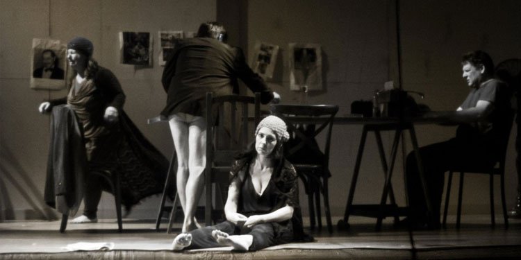 O elenco da peça 'Rosa em Preto e Branco – O Espelho de Tennessee', composto por Inés Gutierrez, Laura Haddad, Luiz Carlos Pazello e Sidy Correa. Imagem: Marco Novack.