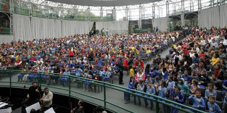 No dia 03 de junho o ensaio da ópera L'Ocassione fa il Ladro recebeu crianças de escolas públicas e projetos sociais, idosos e pessoas com deficiência. Imagem: Cido Marques.