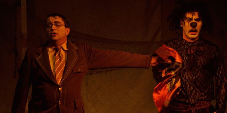 O elenco é composto por Andrew Knoll e Rogério Soares - no palco também estão presentes artistas circenses e músico. Imagem: Divulgação.