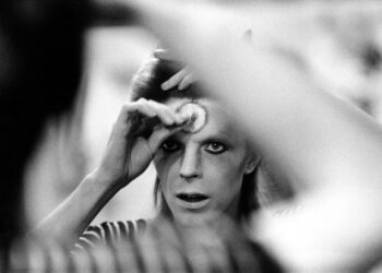 O nascimento do camaleão David Bowie nas lentes de Mick Rock