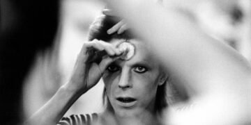 O nascimento do camaleão David Bowie nas lentes de Mick Rock
