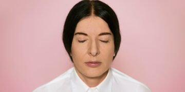 'Espaço Além – Marina Abramović e o Brasil' documenta travessia dolorosa e libertadora em busca pela cura