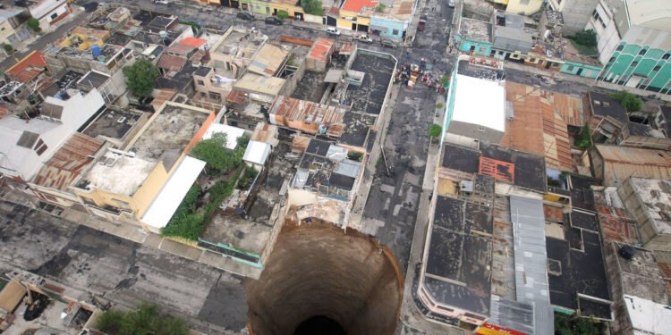 "O sonho azeri de viver em uma cidade com uma cratera", crônica de Yuri Al'Hanati.