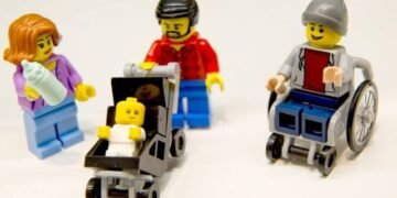 Temos que naturalizar essa realidade, principalmente entre as crianças. Foto: Reprodução / Lego.
