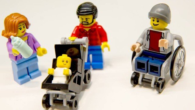 Temos que naturalizar essa realidade, principalmente entre as crianças. Foto: Reprodução / Lego.
