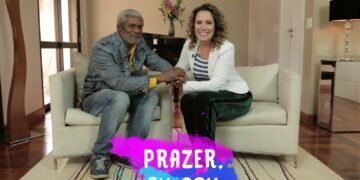 A cada um de seus entrevistados, Regina Volpato se entrega à desinteressada escuta de suas verdades. Foto: Divulgação.