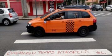 A poesia de Giovanna Lima está na rua, em contato com as pessoas. Foto: Reprodução / Facebook.