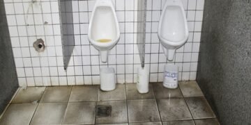 "Banheiro de rodoviária", crônica de Yuri Al'Hanati.