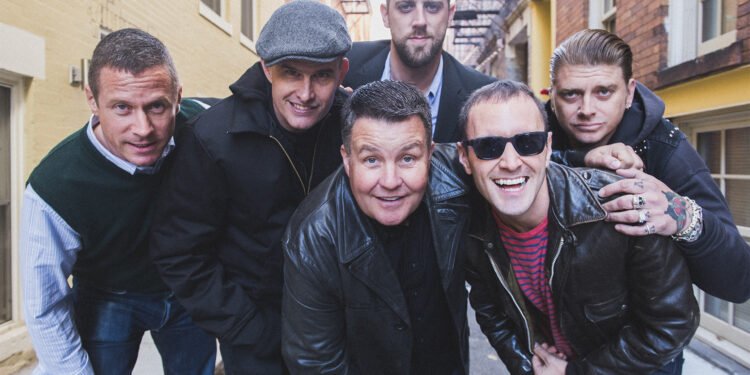Dropkick Murphys em foto de divulgação do seu nono álbum, 11 short stories of pain and glory