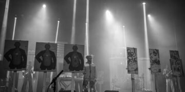 Espetáculo farinha com açúcar ou sobre a sustança de meninos e homens utiliza obra dos Racionais MCs