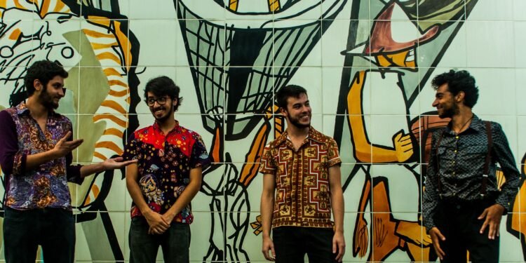 Banda Pompeu e os Magnatas em foto de divulgação do EP O Espetáculo Pompeia