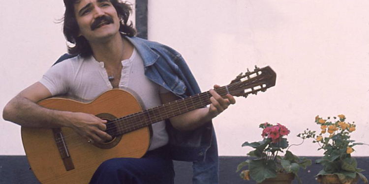 Belchior cantando com seu marcante timbre e violão