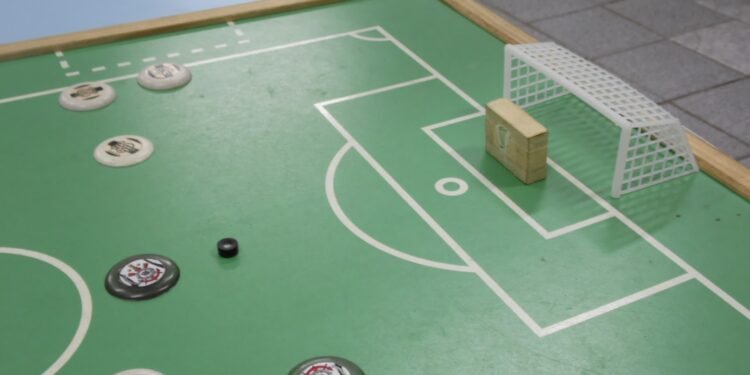 "Futebol de botão", crônica de Henrique Fendrich.