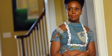 'No seu pescoço': Chimamanda desconstrói mitos sobre a África