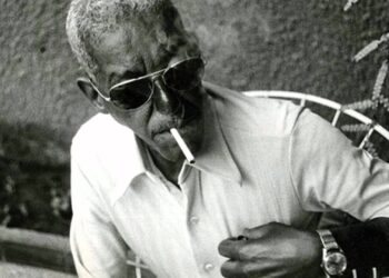 Com seus inseparáveis óculos e o cigarro na boca: Cartola é a instância máxima do samba-canção brasileiro. Foto: Reprodução.
