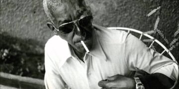 Com seus inseparáveis óculos e o cigarro na boca: Cartola é a instância máxima do samba-canção brasileiro. Foto: Reprodução.