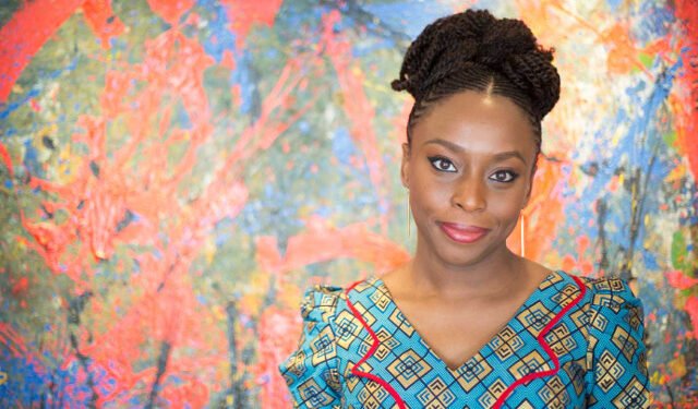 Chimamanda critica o colonialismo em 'Hibisco Roxo'