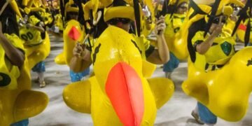 Cobertura do Carnaval revela: a televisão se curvou à voz das redes