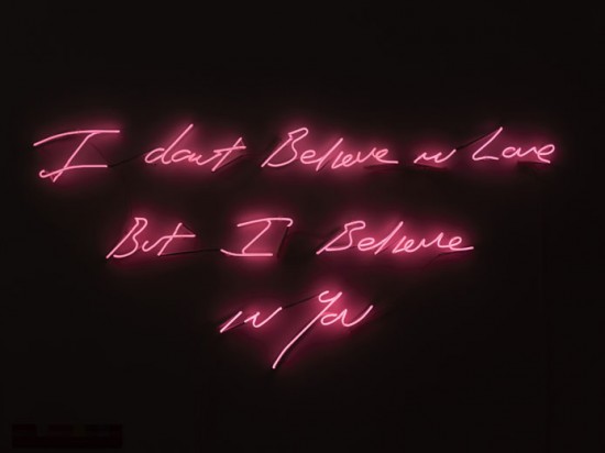 Letreiro em neon que integra a mostra "Você Não Acredita No Amor Mas Eu Acredito Em Você", de Tracey Emin