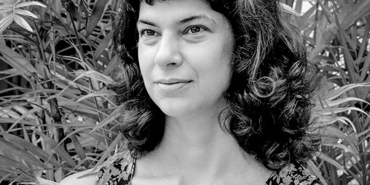 Izabela Leal - A intrusa