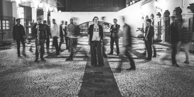 Orquestra à Base de Sopro e Izabel Padovani