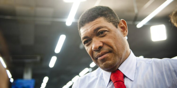 Valdemiro Santiago, pastor da Igreja Mundial, loca horários em algumas emissoras: RCI, InterTeve e outras