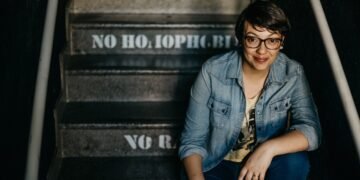 ‘Amora’, vencedor do prêmio Jabuti, fala sem pudores sobre o universo lésbico