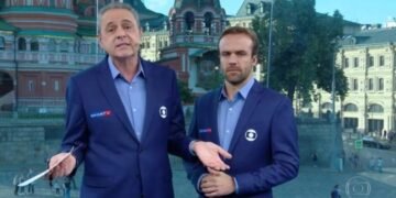 Narrador Luis Roberto e o comentarista Roger Flores em transmissão da Copa do Mundo da Rússia pela Rede Globo
