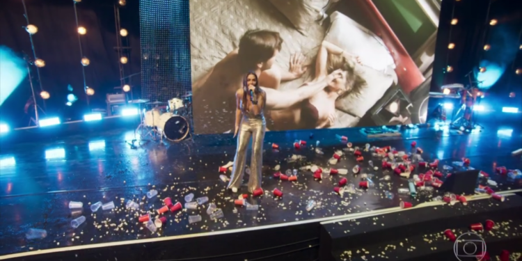 Para se vingar, Luzia exibe vídeo íntimo de Karola durante show de Beto Falcão. Imagem: Reprodução.