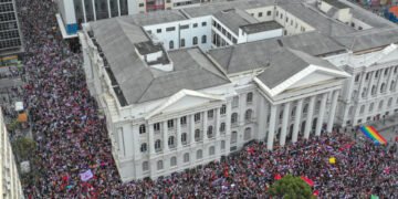 Registro do protesto #EleNão na praça Santos Andrade, em Curitiba