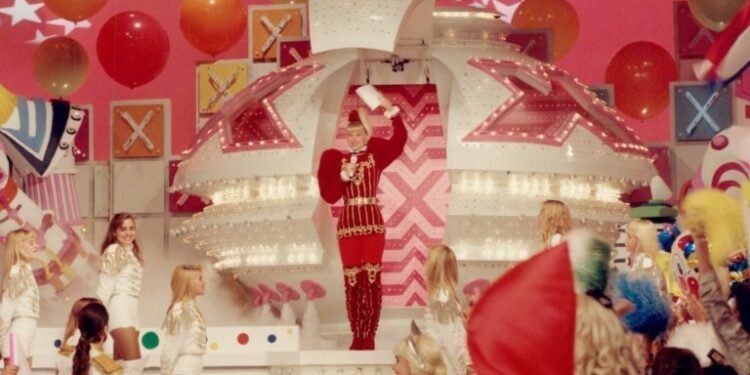 Xuxa desce de sua nave especial em mais uma das 2000 edições de 'Xou da Xuxa' no Brasil