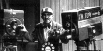 Chacrinha veio do rádio e estreou na televisão, em 1956, com o programa 'Rancho Alegre', na TV Tupi. Imagem: Reprodução.