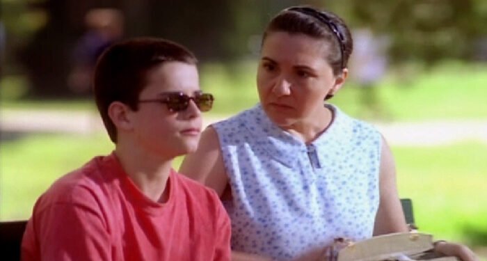 Fred e a mãe em cena do curta 'O Branco': filme discute de forma sensível temas como a inclusão. Imagem: Divulgação.