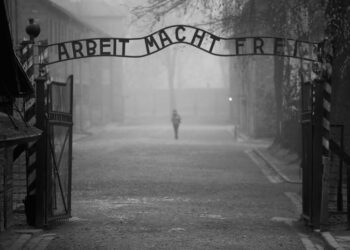 Portão do campo de concentração de Auschwitz