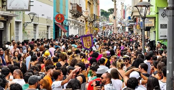 Bloco "Ela Pode. Ela vai" em evento no Centro de Curitiba. Imagem: Facebook.