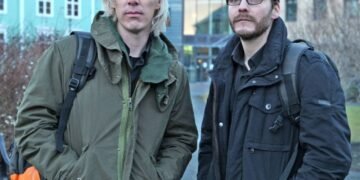 Benedict Cumberbatch e Daniel Brühl em cena de 'O Quinto Poder'. Imagem: Divulgação.