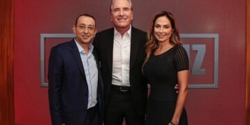 Roberto Justus cercado de seus "conselheiros" em 'O Aprendiz'