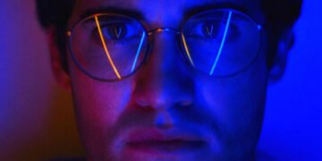 O destaque da série é o personagem de Daren Criss. Imagem: Divulgação.