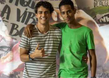 Romance gay: Guga (Pedro Alves) e Serginho (João Pedro Oliveira) vão enfrentar preconceito na nova fase de "Malhação". Imagem: Estevam Avellar/TV Globo.