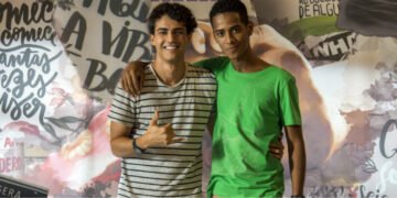 Romance gay: Guga (Pedro Alves) e Serginho (João Pedro Oliveira) vão enfrentar preconceito na nova fase de "Malhação". Imagem: Estevam Avellar/TV Globo.