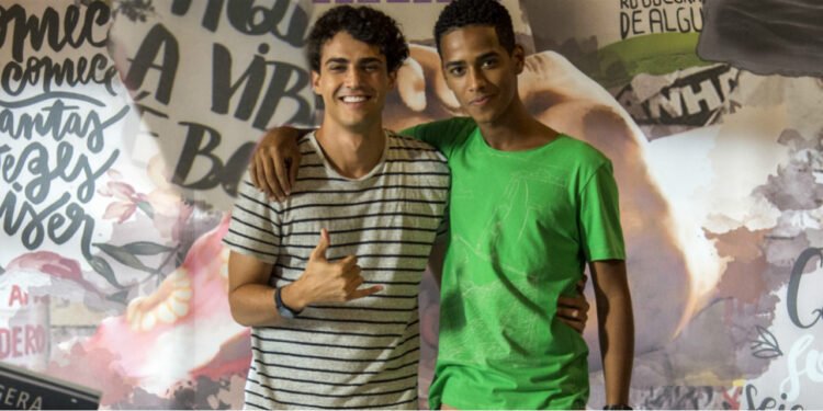 Romance gay: Guga (Pedro Alves) e Serginho (João Pedro Oliveira) vão enfrentar preconceito na nova fase de "Malhação". Imagem: Estevam Avellar/TV Globo.