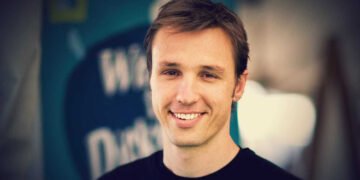 Markus Zusak retorna às prateleiras brasileiras com 'O Construtor de Pontes'